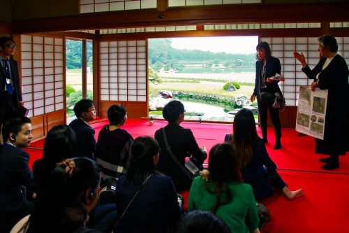 Đoàn đến tham quan Vườn Korakuen – một điển hình tốt về du lịch bền vững tại thành phố Okayama